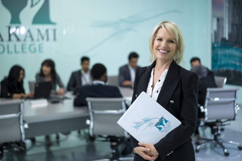 Considering a career in business administration? Discover key skills, career paths and the benefits of MaKami’s Business Administration Certificate program.